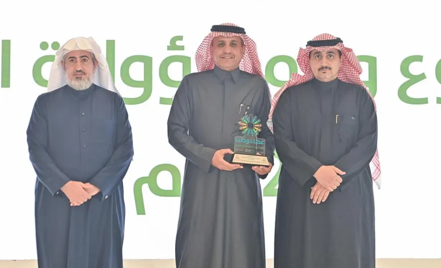 رئيس الجامعة يكرم الإدارة العامة للشؤون الإدارية والمالية في حفل التطوع والمسؤولية الاجتماعية لعام 2025م - تكريم الإدارة العامة
