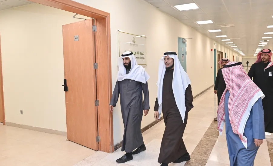 وكيل الجامعة للشؤون التعليمية يزور عمادة القبول والتسجيل  -  زيارة عمادة القبول والتسجيل