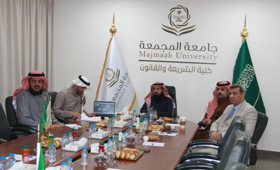  عميد كلية الشريعة والقانون يجتمع مع رئيس قسم القانون وفريق عمل الجودة بالقسم للوقوف على جاهزية البرامج - كلية الشريعة والقانون
