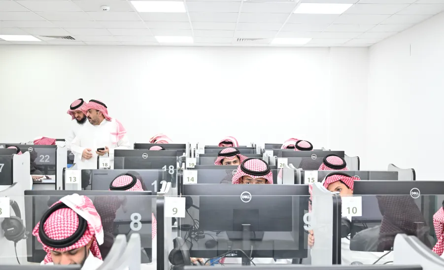 وكيل كلية الشريعة والقانون للشؤون التعليمية يتفقد سير العمل في الاختبارات الفصلية للمقررات الإلكترونية للفصل الثاني للعام الجامعي 1447هـ -  كلية الشريعة والقانون