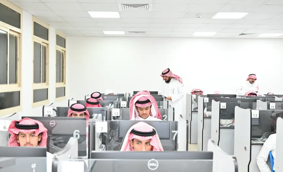 وكيل كلية الشريعة والقانون للشؤون التعليمية يتفقد سير العمل في الاختبارات الفصلية للمقررات الإلكترونية للفصل الثاني للعام الجامعي 1447هـ -  كلية الشريعة والقانون