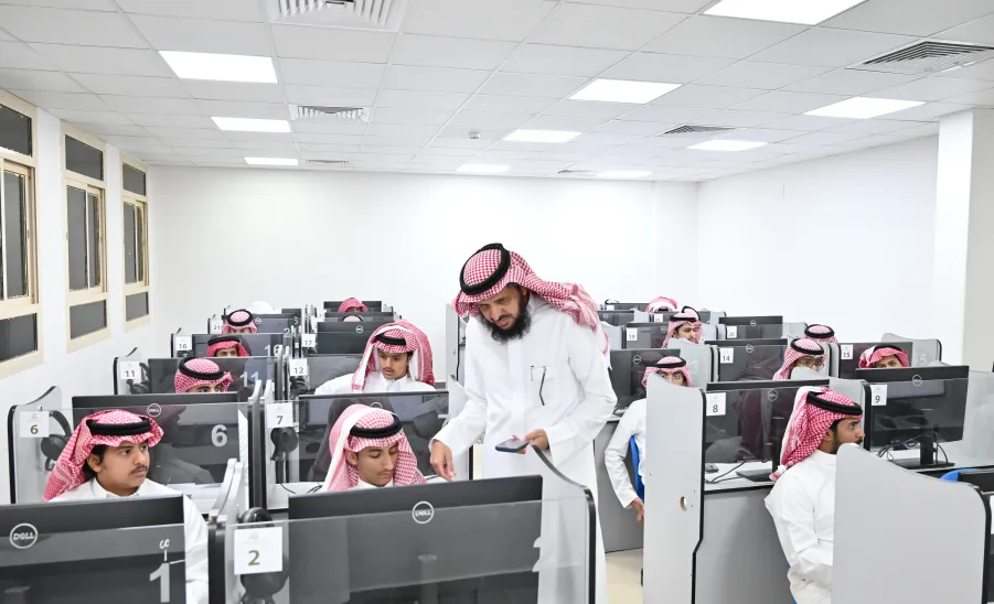 وكيل كلية الشريعة والقانون للشؤون التعليمية يتفقد سير العمل في الاختبارات الفصلية للمقررات الإلكترونية للفصل الثاني للعام الجامعي 1447هـ -  كلية الشريعة والقانون