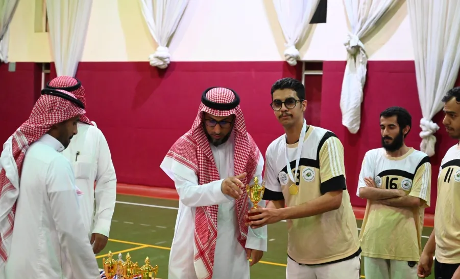 كلية طب الأسنان تقيم دوري كرة القدم لمنسوبيها - شعار