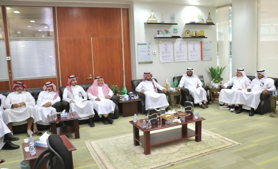 الكلية التطبيقية تحتفي بعيد الفطر في أجواء تعزّز الألفة والانتماء -  معايدة 