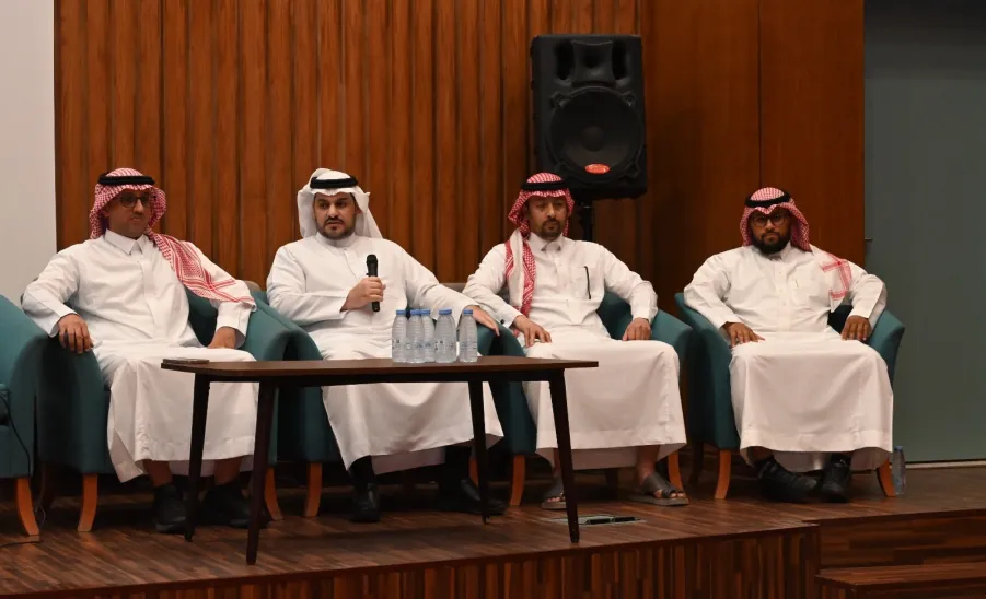 لقاء عميد الكلية بطلاب وطالبات الماجستير لتعزيز التواصل وتطوير برامج ا -  xs