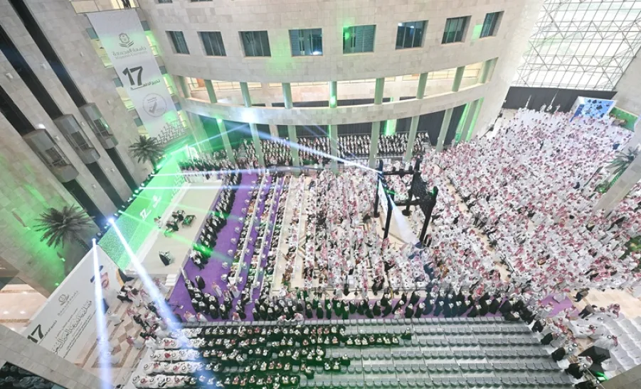 برعاية سمو أمير الرياض : الجامعة تحتفل بتخريج الدفعة السابعة عشر -  برعاية سمو أمير الرياض : جامعة المجمعة تحتفل بتخريج الدفعة السابعة عشرة من طلابها .
