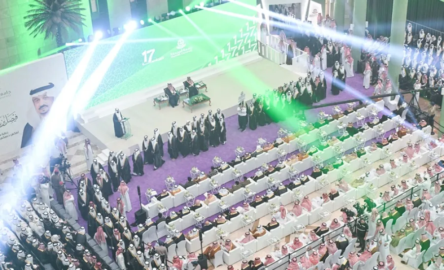 برعاية سمو أمير الرياض : الجامعة تحتفل بتخريج الدفعة السابعة عشر -  برعاية سمو أمير الرياض : جامعة المجمعة تحتفل بتخريج الدفعة السابعة عشرة من طلابها .