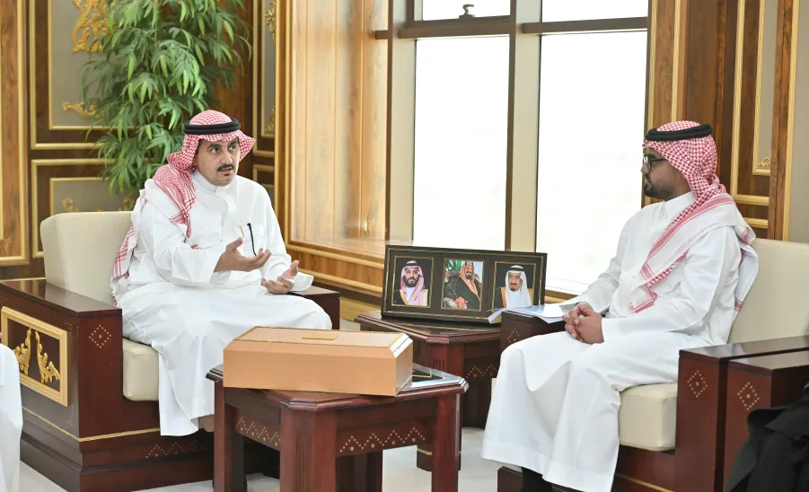 رئيس الجامعة يتسلم الإصدار الثاني لتقرير توظيف الخريجين لعام 2024 -  تسليم تقرير توظيف الخريجين