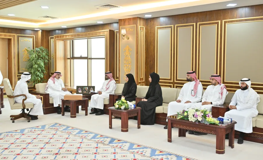 رئيس الجامعة يتسلم الإصدار الثاني لتقرير توظيف الخريجين لعام 2024 -  تسليم تقرير توظيف الخريجين