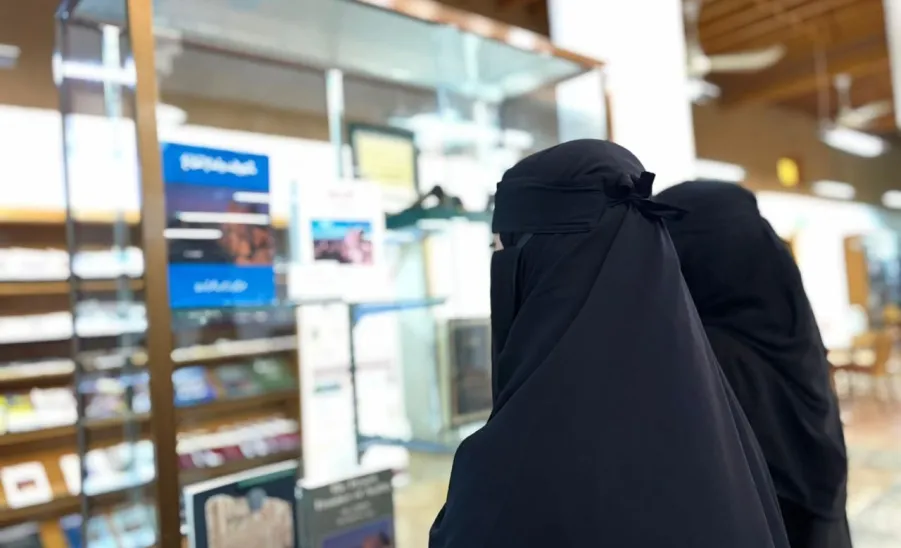 الكلية تعزز الثقافة والمعرفة بزيارة إلى مركز السديري الثقافي -  صورة