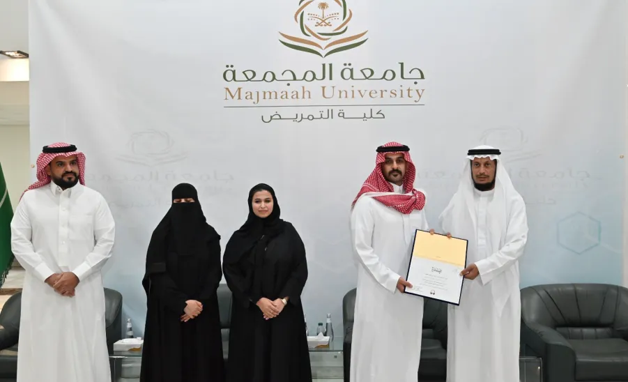 وكيل الجامعة للشؤون التعليمية يزور كلية التمريض  -  زيارة كلية التمريض من الوكيل 