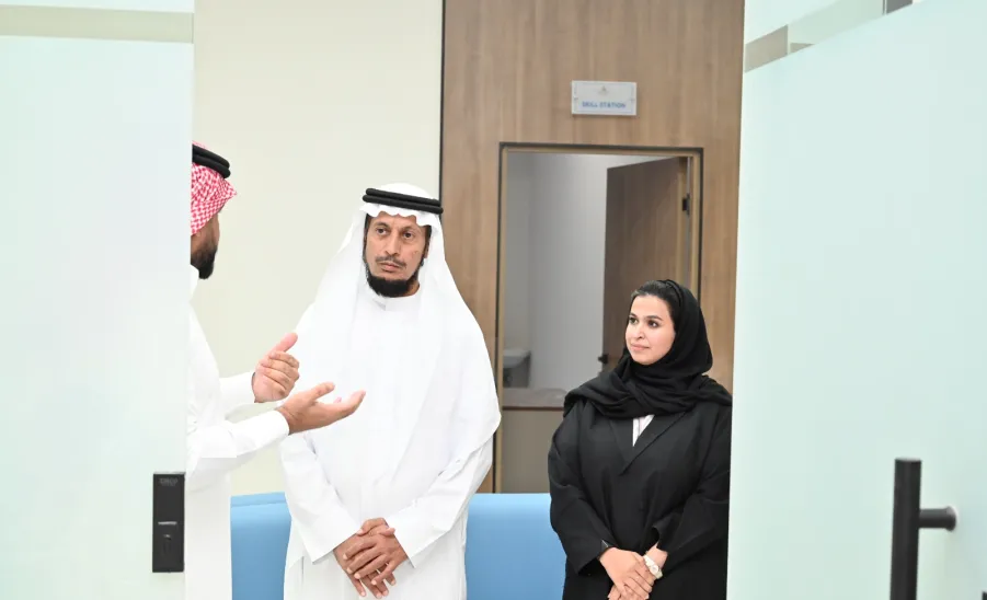 وكيل الجامعة للشؤون التعليمية يزور كلية التمريض  -  زيارة كلية التمريض من الوكيل 