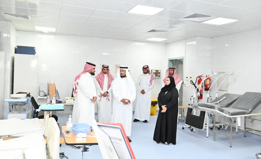 وكيل الجامعة للشؤون التعليمية يزور كلية التمريض  -  زيارة كلية التمريض من الوكيل 