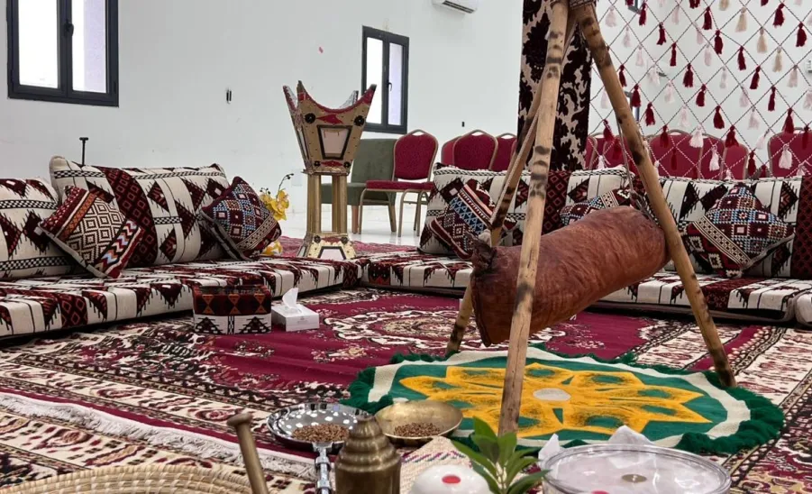 الكليةالتطبيقية تحتفي باليوم العالمي للتراث بمبادرة تراثنا بجداتنا -  صورة 
