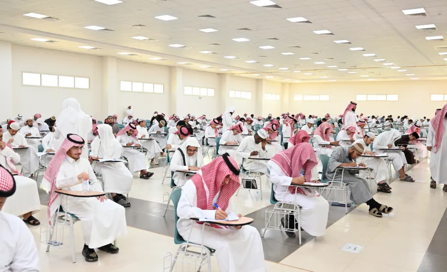 عميد كلية الشريعة والقانون يتفقد سير الاختبارات النهائية -  كلية الشريعة والقانون