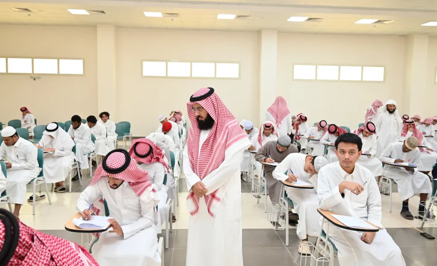 عميد كلية الشريعة والقانون يتفقد سير الاختبارات النهائية -  كلية الشريعة والقانون