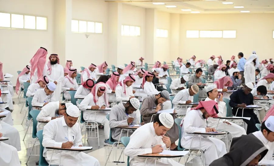 عميد كلية الشريعة والقانون يتفقد سير الاختبارات النهائية -  كلية الشريعة والقانون