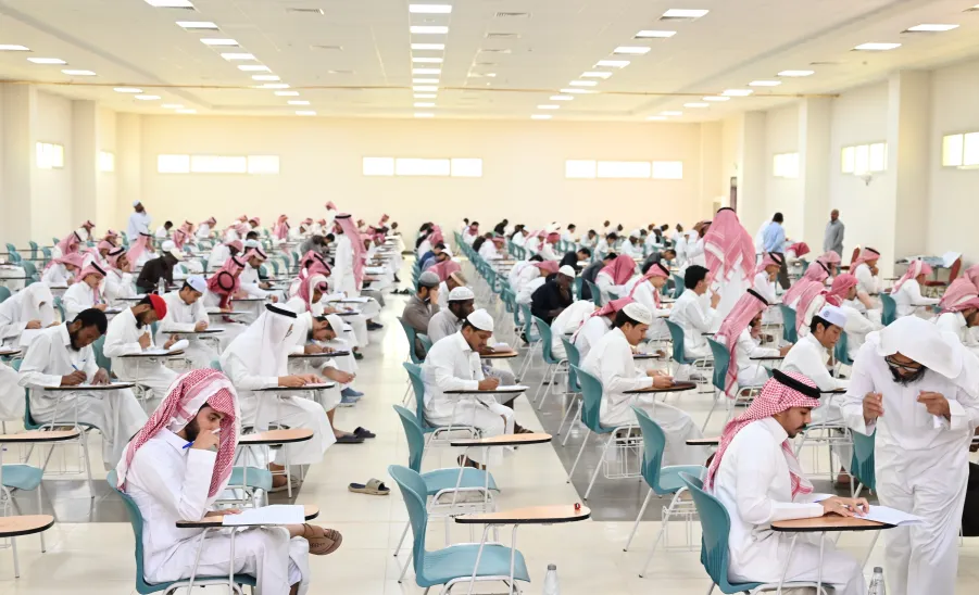 عميد كلية الشريعة والقانون يتفقد سير الاختبارات النهائية -  كلية الشريعة والقانون