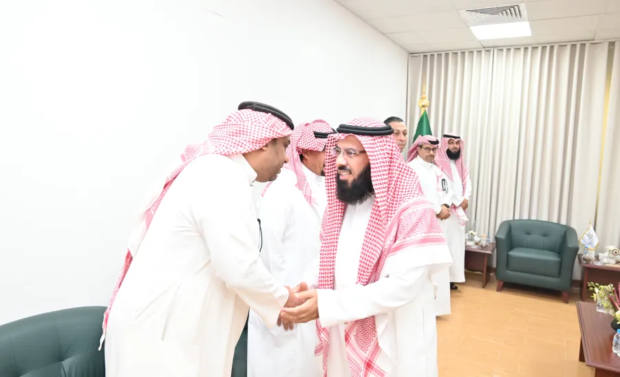 كلية الشريعة والقانون تنظم لقاء معايدة لمنسوبيها -  كلية الشريعة والقانون
