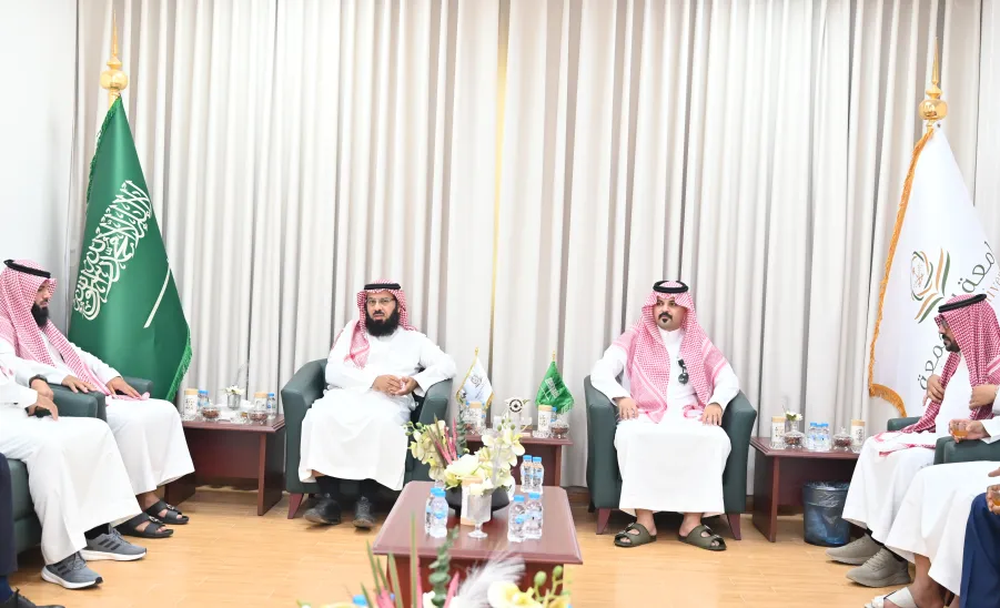 كلية الشريعة والقانون تنظم لقاء معايدة لمنسوبيها -  كلية الشريعة والقانون