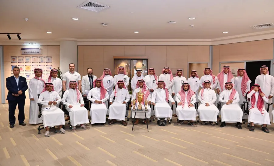 الرئيس التنفيذي للكلية التطبيقية يستقبل أبطال منتخب الكلية لكرة القدم -  تكريم 