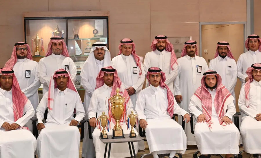 الرئيس التنفيذي للكلية التطبيقية يستقبل أبطال منتخب الكلية لكرة القدم -  تكريم 