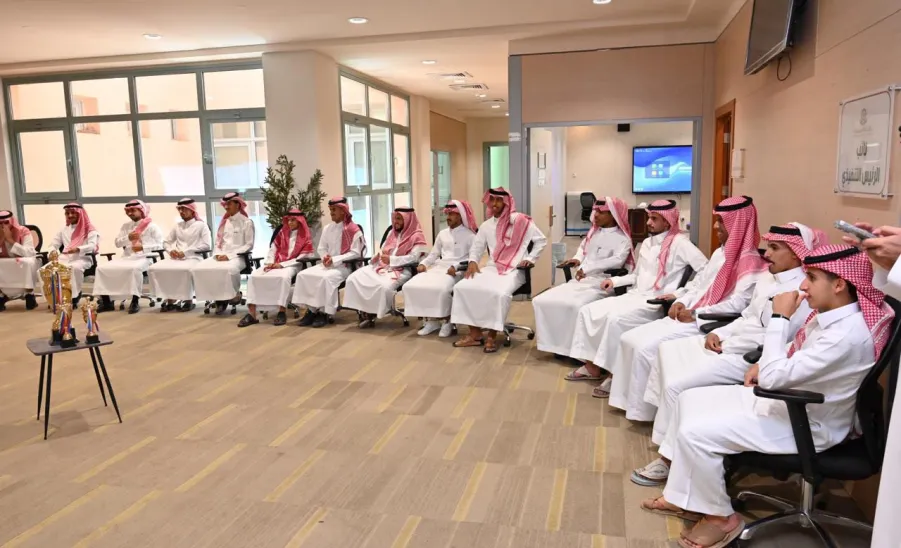 الرئيس التنفيذي للكلية التطبيقية يستقبل أبطال منتخب الكلية لكرة القدم -  تكريم 