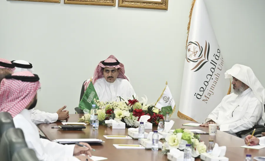 رئيس الجامعة يترأس اجتماع لجنة متابعة مشروع المدينة الرياضية - رئيس الجامعة يتابع التقرير الفني للمشروع ويستمع إلى عرض حول مستجدات التنفيذ
