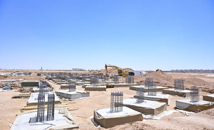 رئيس الجامعة يترأس اجتماع لجنة متابعة مشروع المدينة الرياضية - مشهد عام لموقع مشروع المدينة الرياضية بالجامعة، يُظهر تقدم أعمال التنفيذ والإنشاء في الموقع