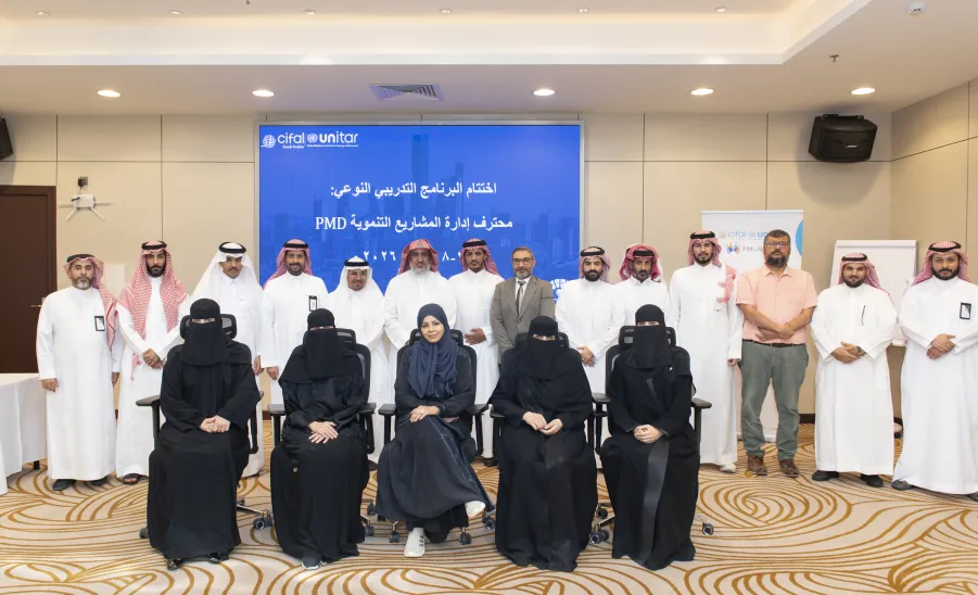 سيفال السعودية يختتم برنامج محترف إدارة المشاريع التنموية PMD Pro   - صورة جماعيه للمتدربين مع وكيل الجامعة 