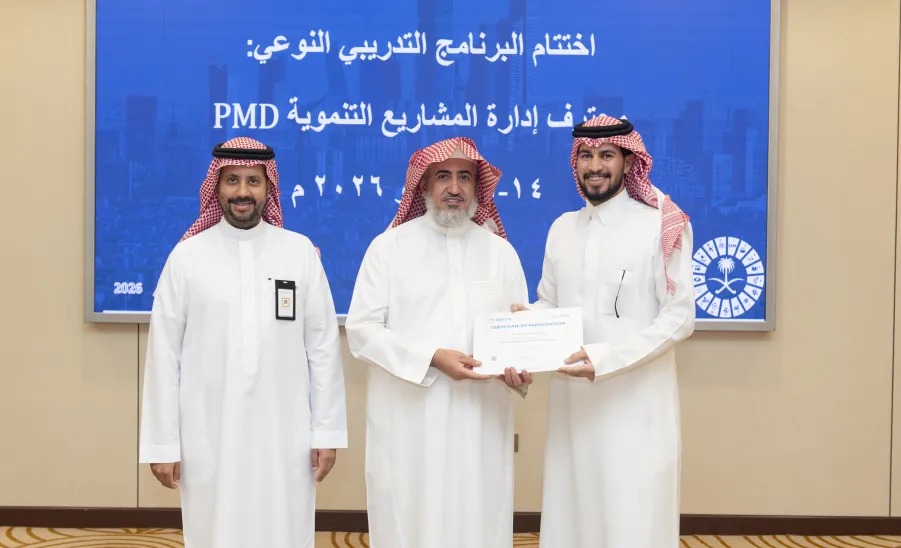 سيفال السعودية يختتم برنامج محترف إدارة المشاريع التنموية PMD Pro   - وكيل الجامعة يسلم احد المشاركين في البرنامج شهادة الحضور