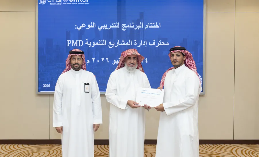 سيفال السعودية يختتم برنامج محترف إدارة المشاريع التنموية PMD Pro   - وكيل الجامعة يسلم احد المشاركين في البرنامج شهادة الحضور
