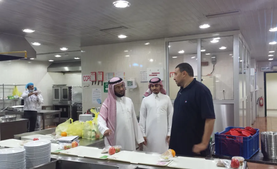 عمادة شؤون الطلاب تطلع على تجربة مستشفى الملك خالد في مجال التغذية -  