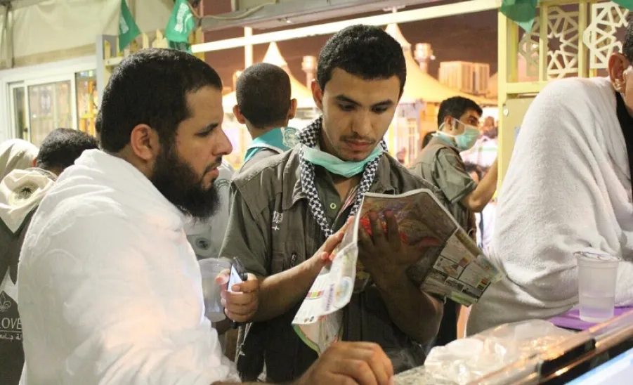 طلاب جامعة المجمعة يشاركون مع الهلال الأحمر والندوة العالمية لخدمة ضيوف الرحمن - 