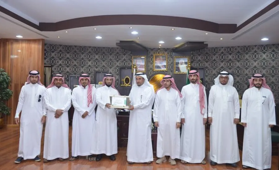 معالي مدير الجامعة يستقبل منسوبي عمادة شؤون الطلاب ويتسلم تقريرها الختامي -  