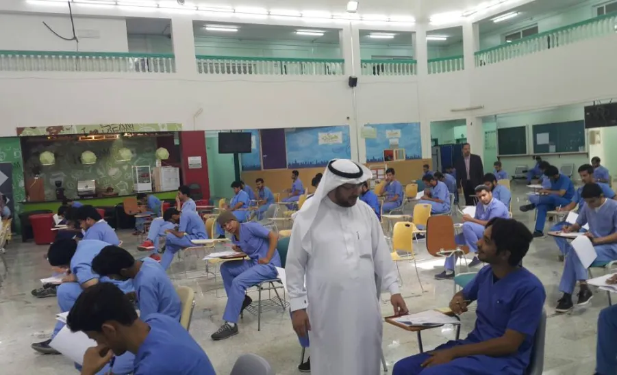 عميد الكلية يتفقد سير الإختبارات - 