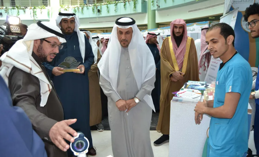 معالي مدير الجامعة يزور ركن الكلية بمعرض "وقاية" -  