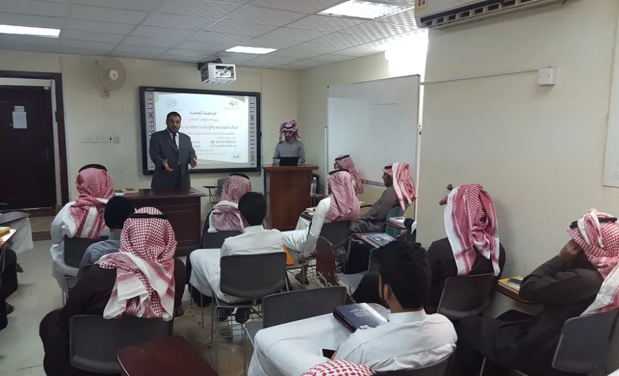 مركز التوجيه والإرشاد الطلابي يقدم برنامجاً توجيهياً لطلاب الطب - 