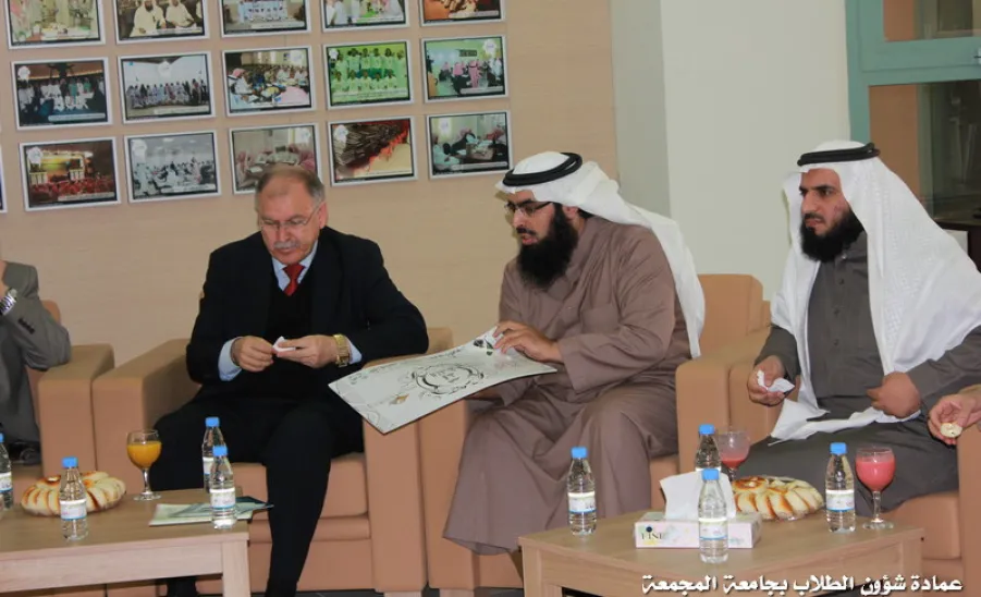 وفد من اتحاد الجامعات العربية يزور عمادة شؤون الطلاب - 