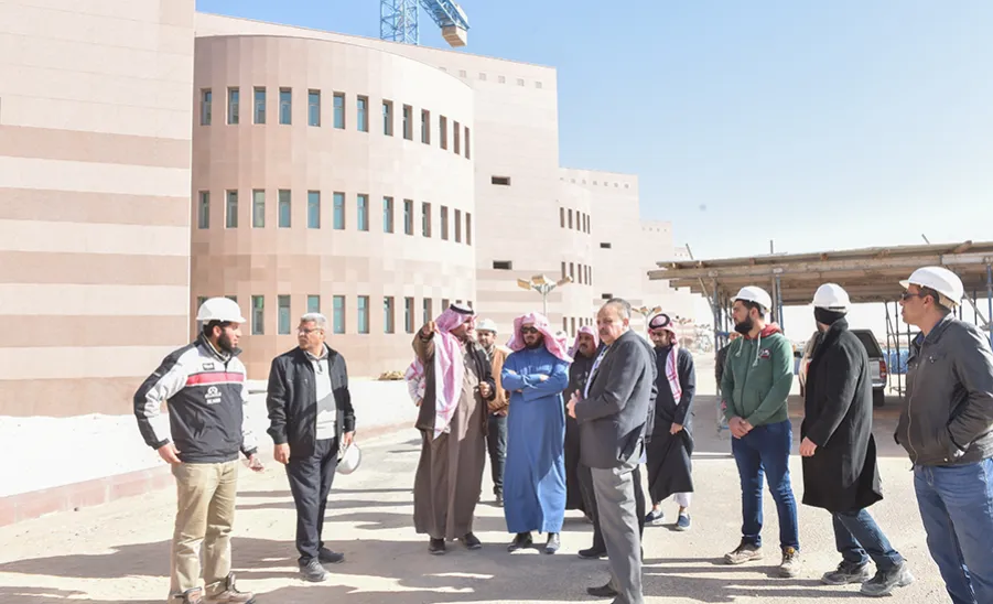 وكيل الجامعة يتفقد مراحل العمل في مشروع مباني إدارة الجامعة والكليات بالمدينة الجامعية بالمجمعة - 