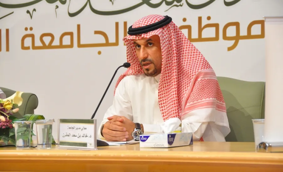 HIS HIGHNESS THE RECTOR THANKS THE CUSTODIAN OF THE TWO HOLLY MOSQUES AND MEETS THE EMPLOYEES BEING PERMANENTLY RECRUITED - 