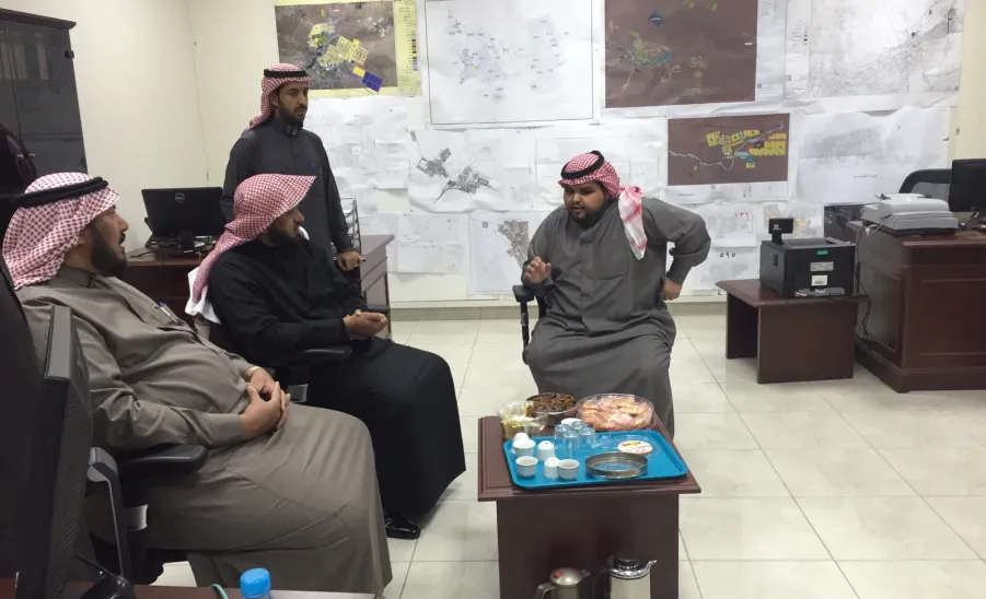وكيل الجامعة يتفقد أعمال غرفة عمليات رصد الظواهر الجوية ويتابع نقل الطالبات - 