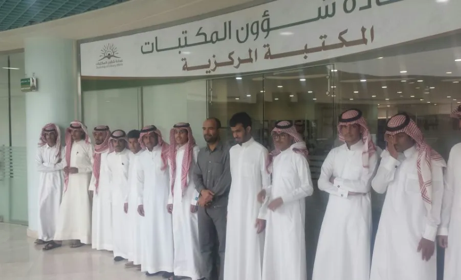 زيارة تعريفية لطلاب كلية التربية للمكتبة المركزية في الجامعة - 