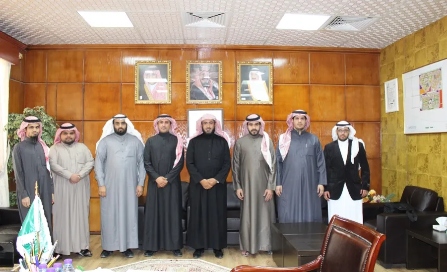 بتوجيهات معالي مدير الجامعة : تسليم نسخة من نظام النقل الجامعي لجامعة شقراء - 