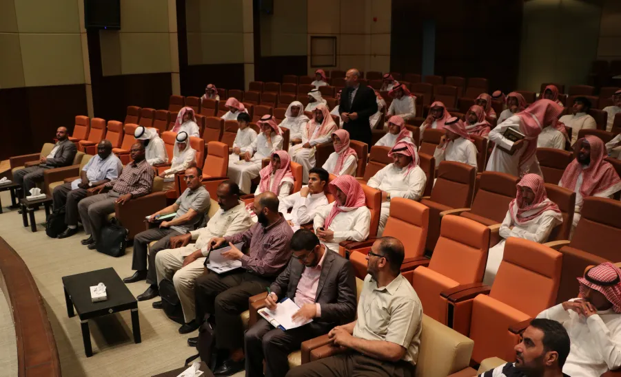 العمادة تقدم محاضرة حول البحث في البيئة الرقمية والمكتبة الرقمية السعودية في كلية التربية بالزلفي - 