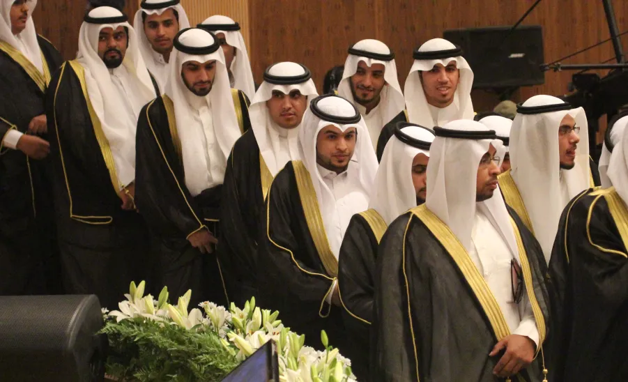 بدء توزيع مشالح التخرج للطلاب الخريجين للعام الجامعي 1437/1436هـ - 