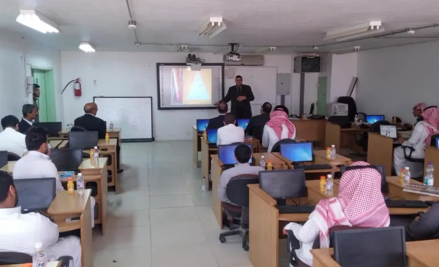 وحدة التميز بالتعليم والتعلم تنظم محاضرة بعنوان  (( كيف تخطط لمستقبلك )) لطلبة الكلية   - 