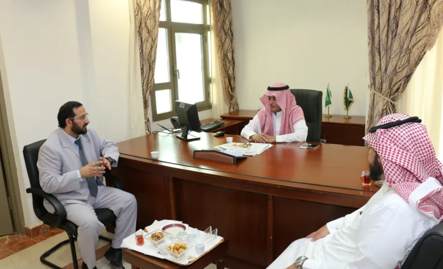 عمادة خدمة المجتمع والتعليم المستمر تزور إدارة مكافحة المخدرات بالمجمعة - 