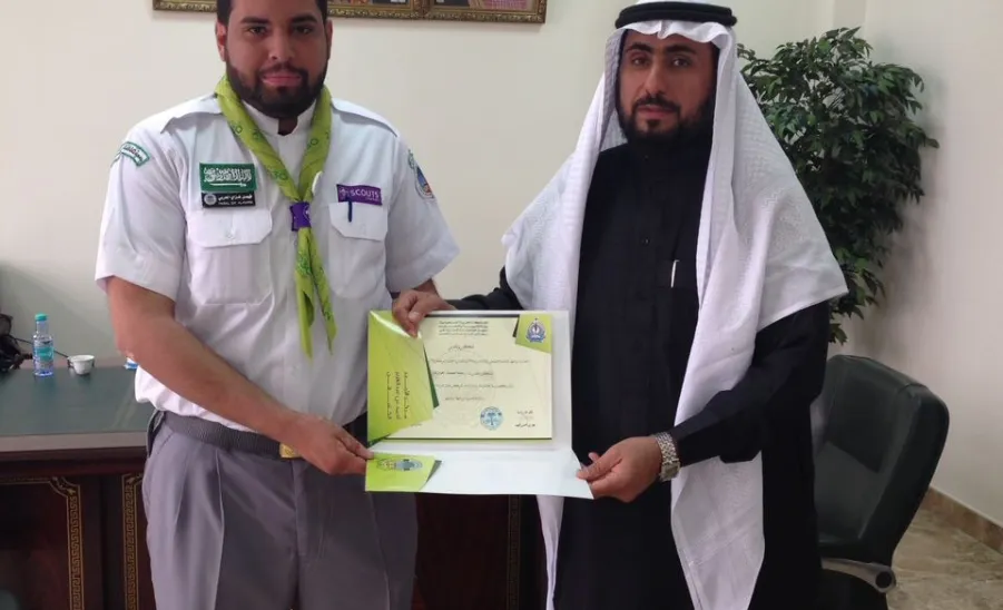 الكلية تكرم أحد طلابها المشاركين في دورة الدراسة الأولية للشارة الخشبية لعشائر الجوالة  - 