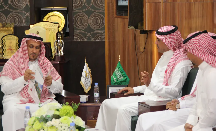 عمادة تقنية المعلومات تسلم معالي مدير الجامعة شهادة آيزو 27001 في أمن المعلومات - 